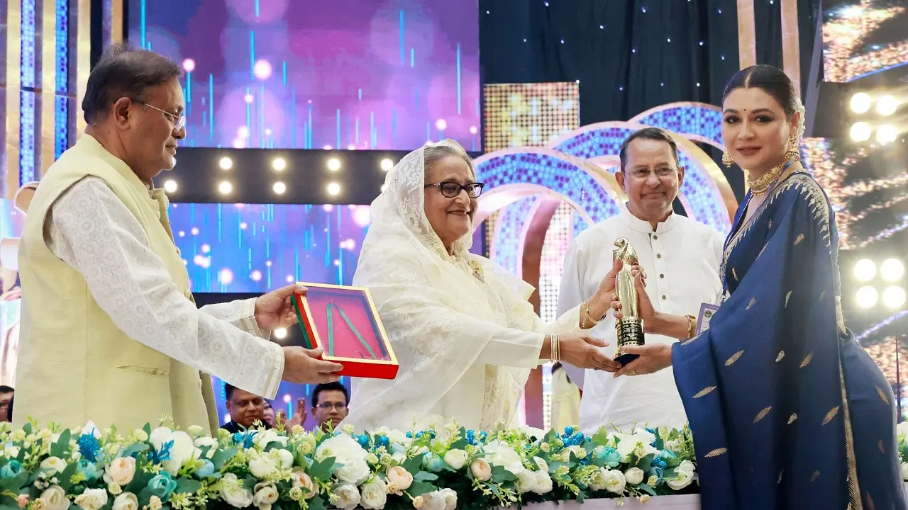 জয়াকে পুরস্কার দেওয়ার সময় যা বললেন প্রধানমন্ত্রী