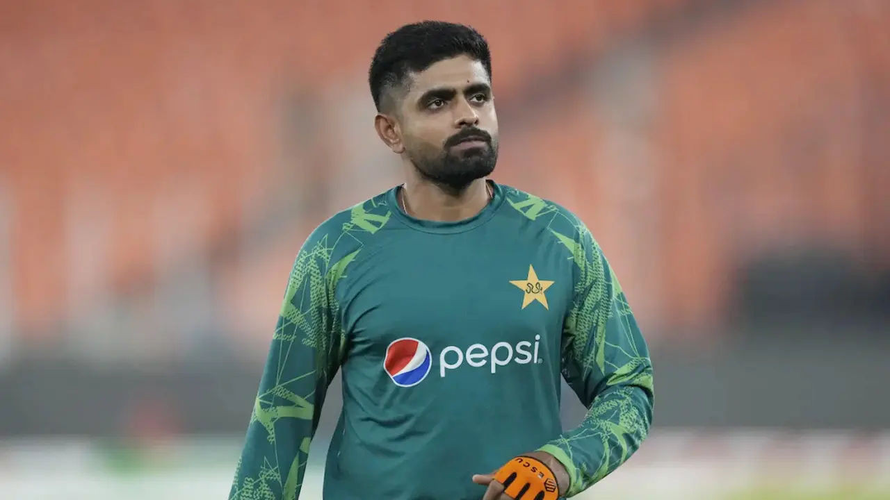 বাবরকেই অধিনায়ক রাখা উচিত ছিল : আফ্রিদি