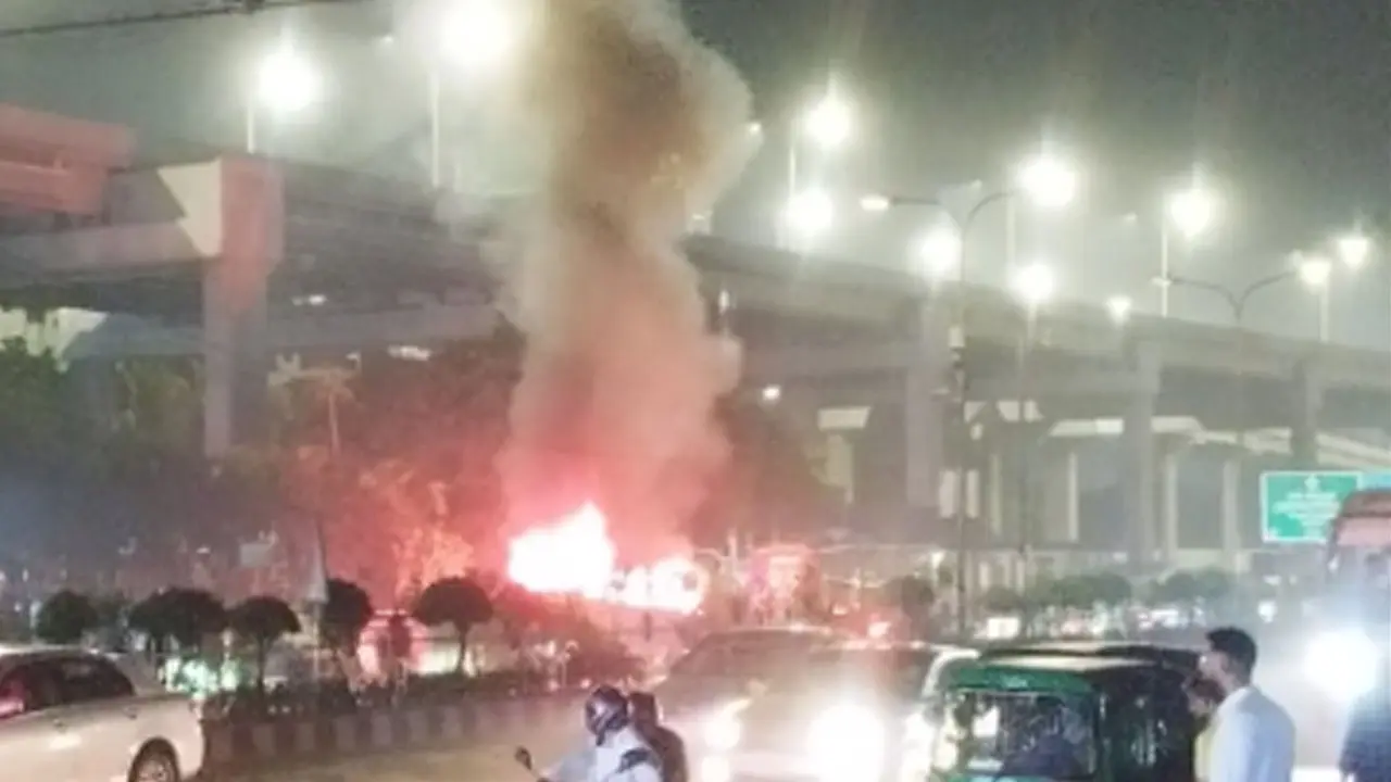 কাকলীতে বাসে আগুন