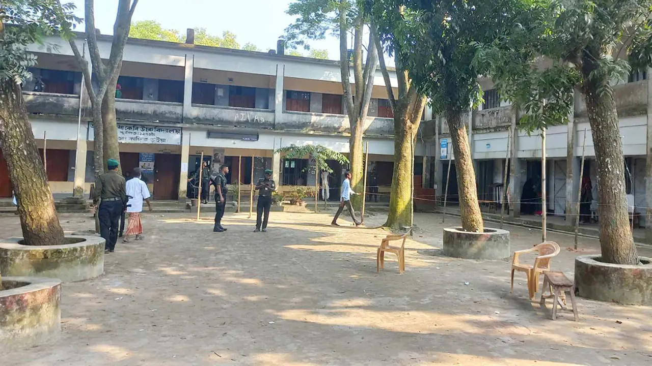অনেকক্ষণ পর আসে দু-একজন ভোটার