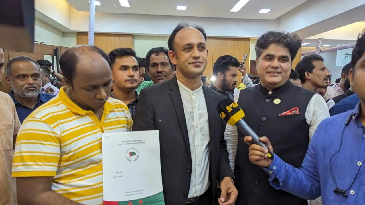 আ.লীগের মনোনয়ন ফরম কিনলেন ব্যারিস্টার সুমন