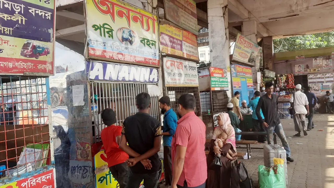 নির্দিষ্ট সময়ে টার্মিনাল ছাড়ছে বাস, তবে যাত্রী কম