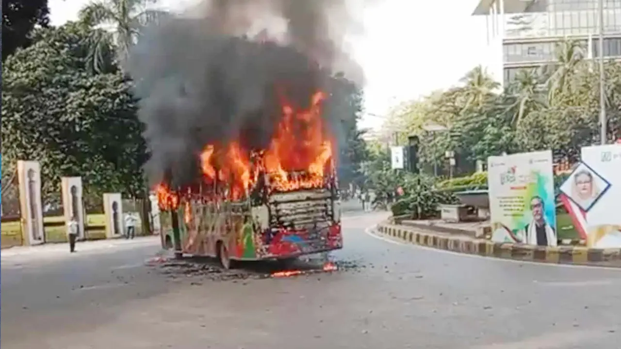 পঞ্চম দফার অবরোধে পুড়ল ১৮ যানবাহন