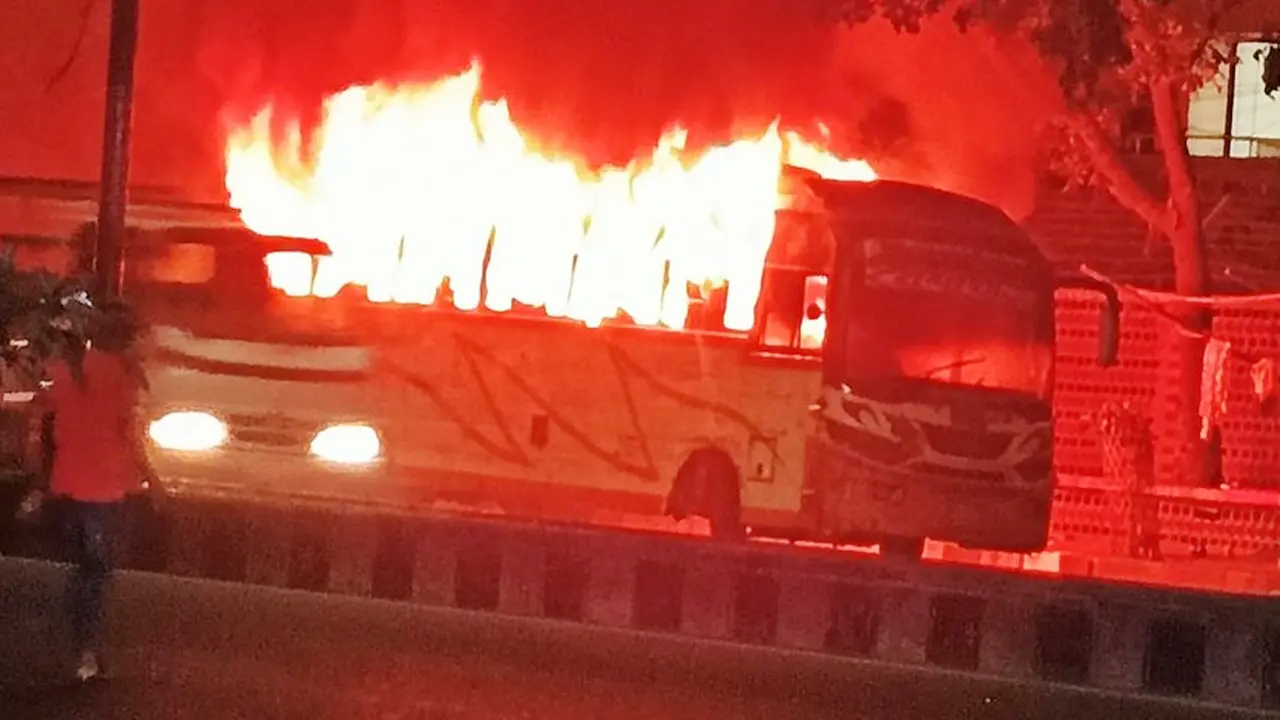 অবরোধের দ্বিতীয় দিন রাজধানীতে চার বাসে আগুন, চাপা আতঙ্ক