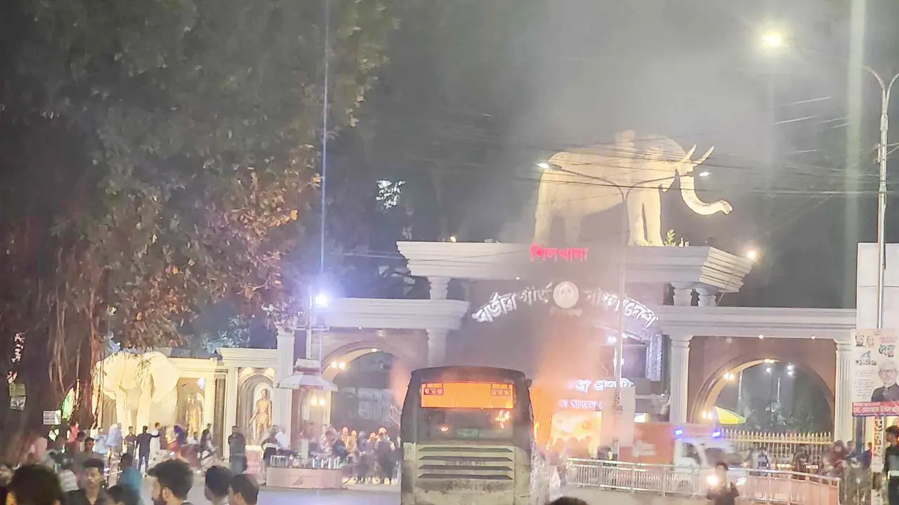 অবরোধে রাজধানীসহ সারাদেশে ১৫ যানবাহনে আগুন