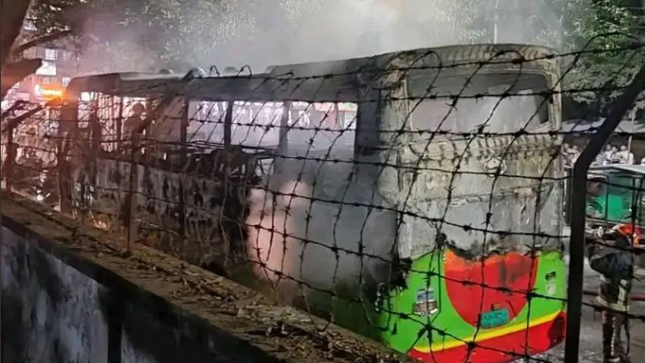 নটর ডেম কলেজের সামনে বাসে আগুন