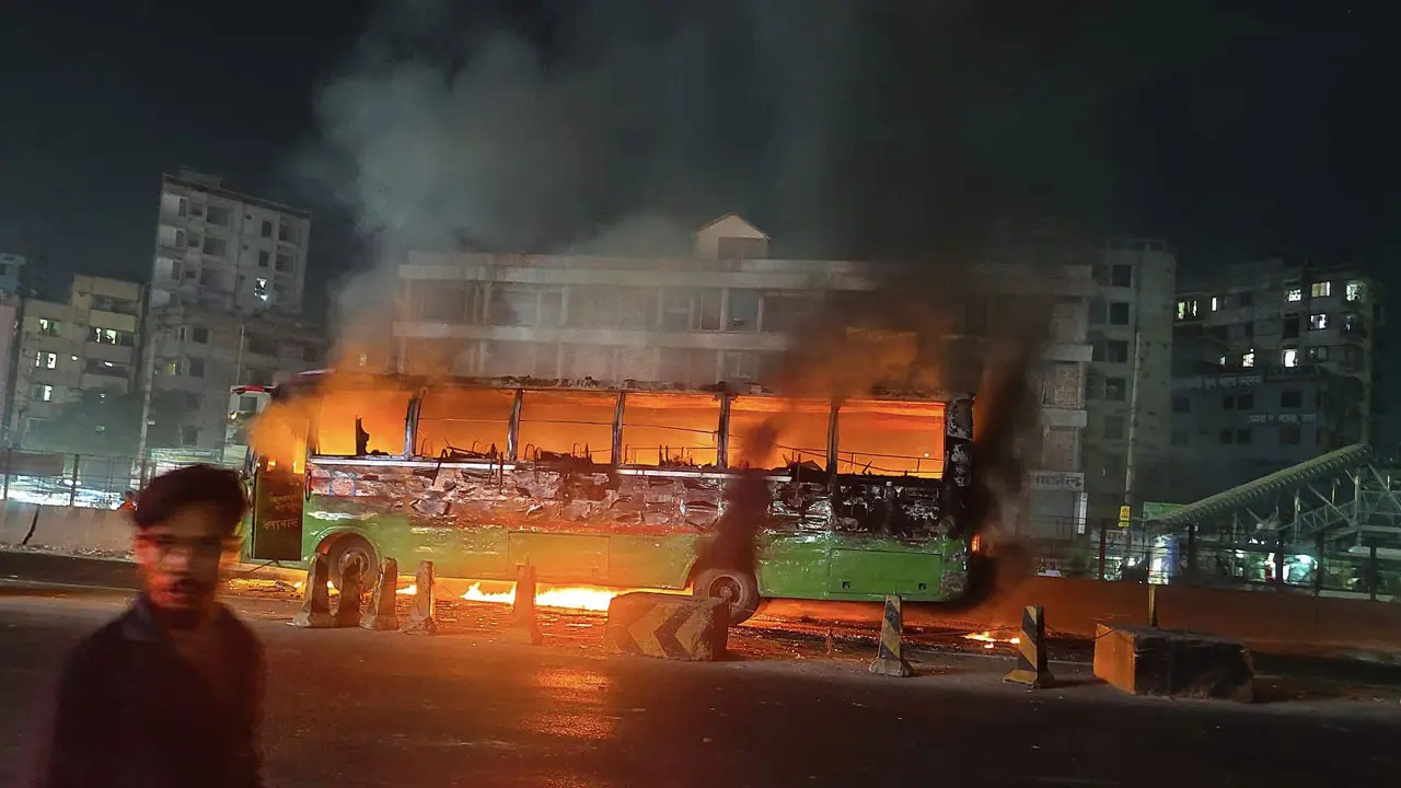 হানিফ ফ্লাইওভারের নিচে বাসে আগুন