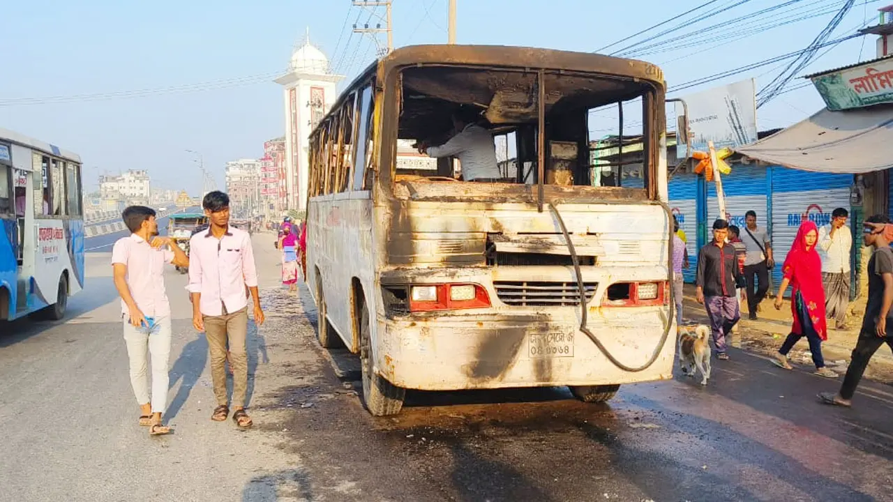 গাজীপুরে যাত্রীবাহী বাসে আগুন, অল্পের জন্য রক্ষা পেলেন চালক