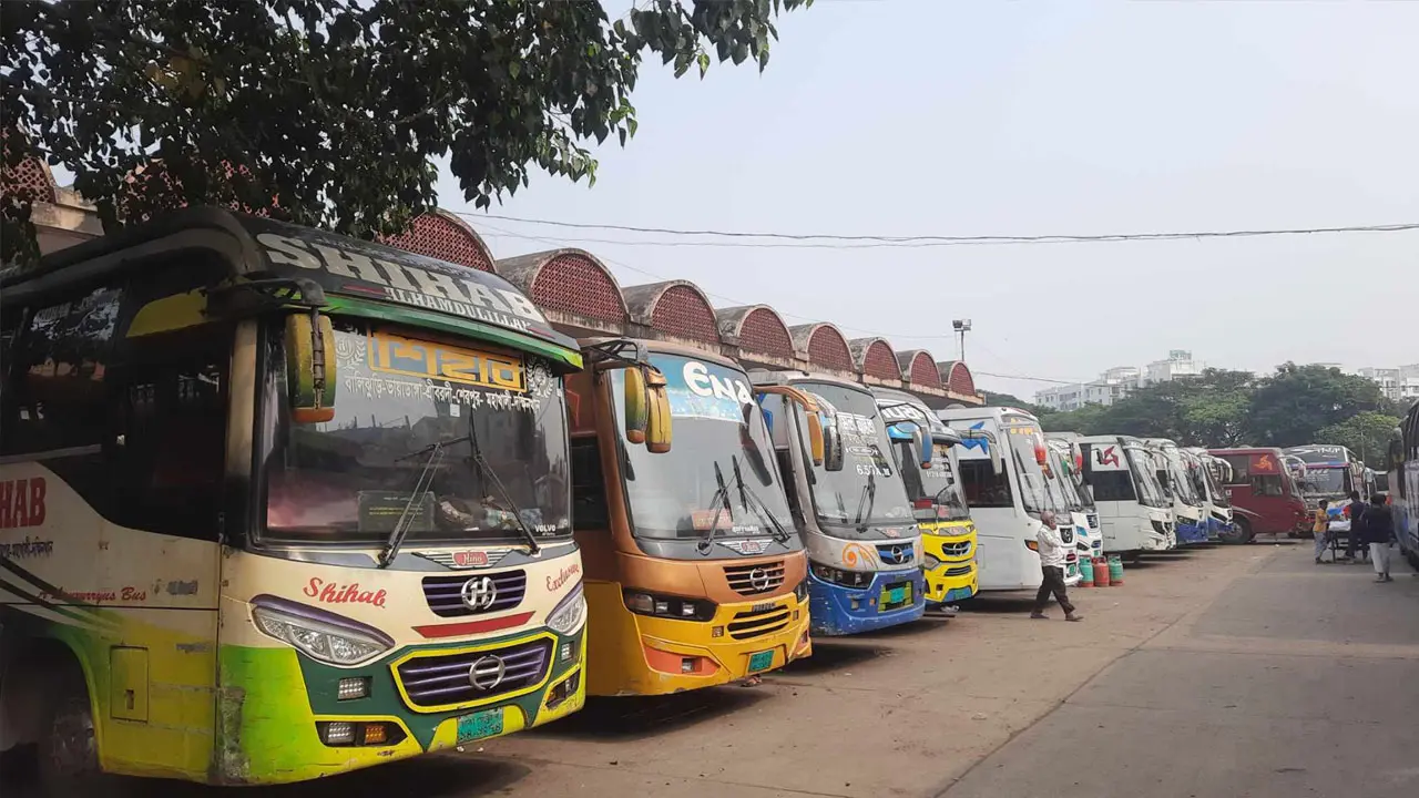 যাত্রী না থাকায় ঘুরছে না চাকা, হতাশ পরিবহন শ্রমিকরা