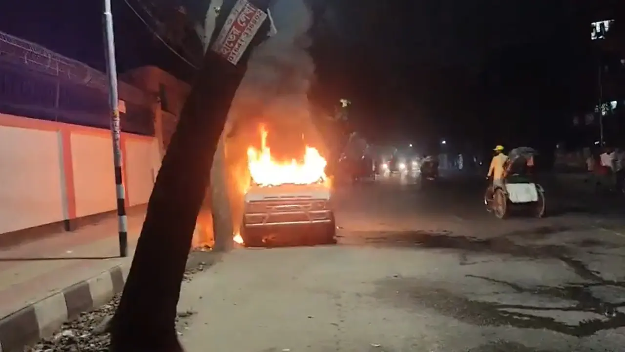 পলাশী মোড়ে প্রাইভেটকারে আগুন