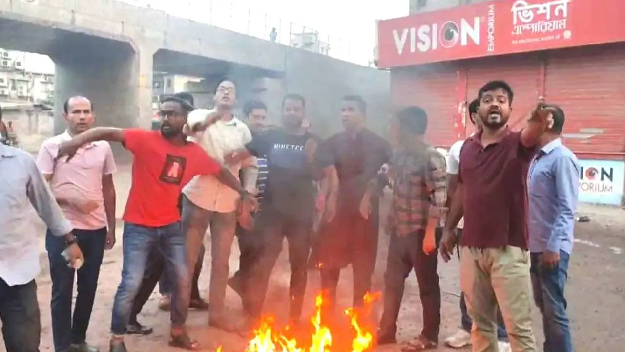সড়কে আগুন জ্বালিয়ে জবি ছাত্রদলের বিক্ষোভ