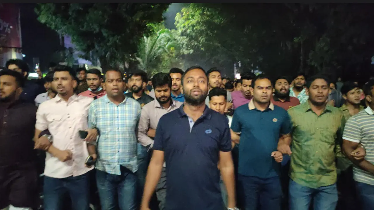 জিগাতলায় বাসে আগুনের ঘটনায় দক্ষিণ ছাত্রলীগের বিক্ষোভ মিছিল