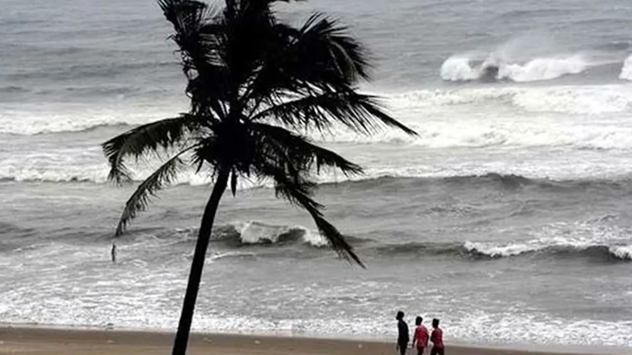 সাগরে ঘূর্ণিঝড়ের আভাস, ৩ নম্বর সংকেত