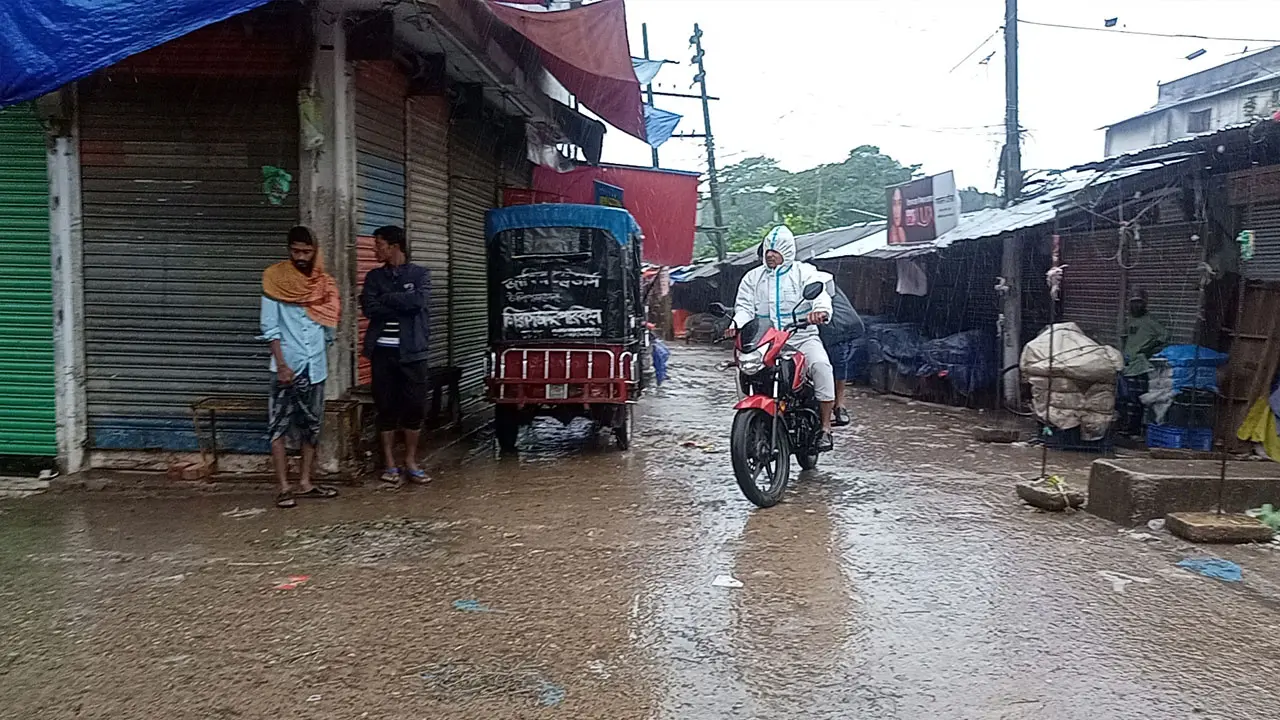 বরিশালে টানা বৃষ্টি, নৌযান চলাচল বন্ধ
