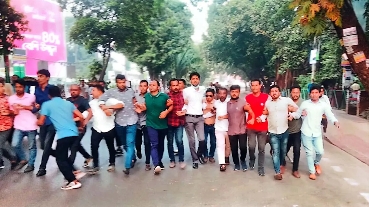অবরোধে ঢাকা কলেজ ছাত্রদলের ঝটিকা মিছিল, মূল ফটকে ফের তালা