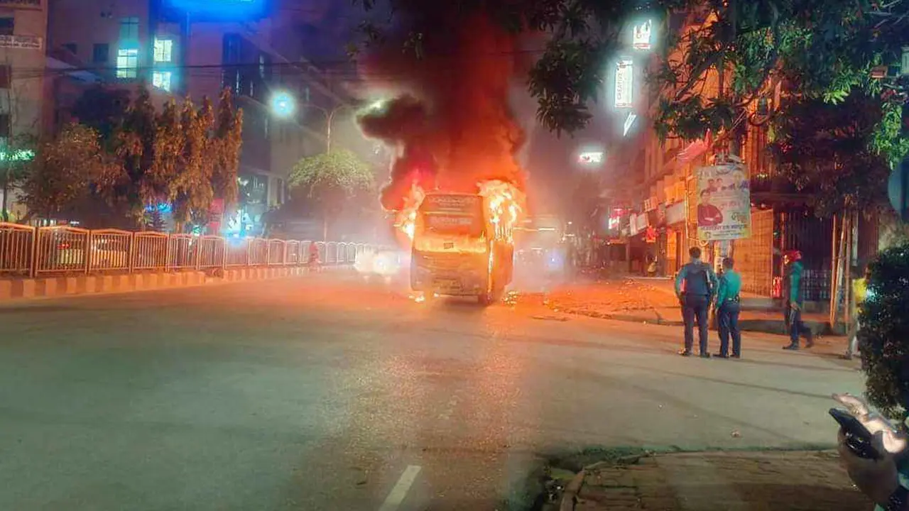 হরতালের আগের রাতে রাজধানীতে ৪ বাসে আগুন