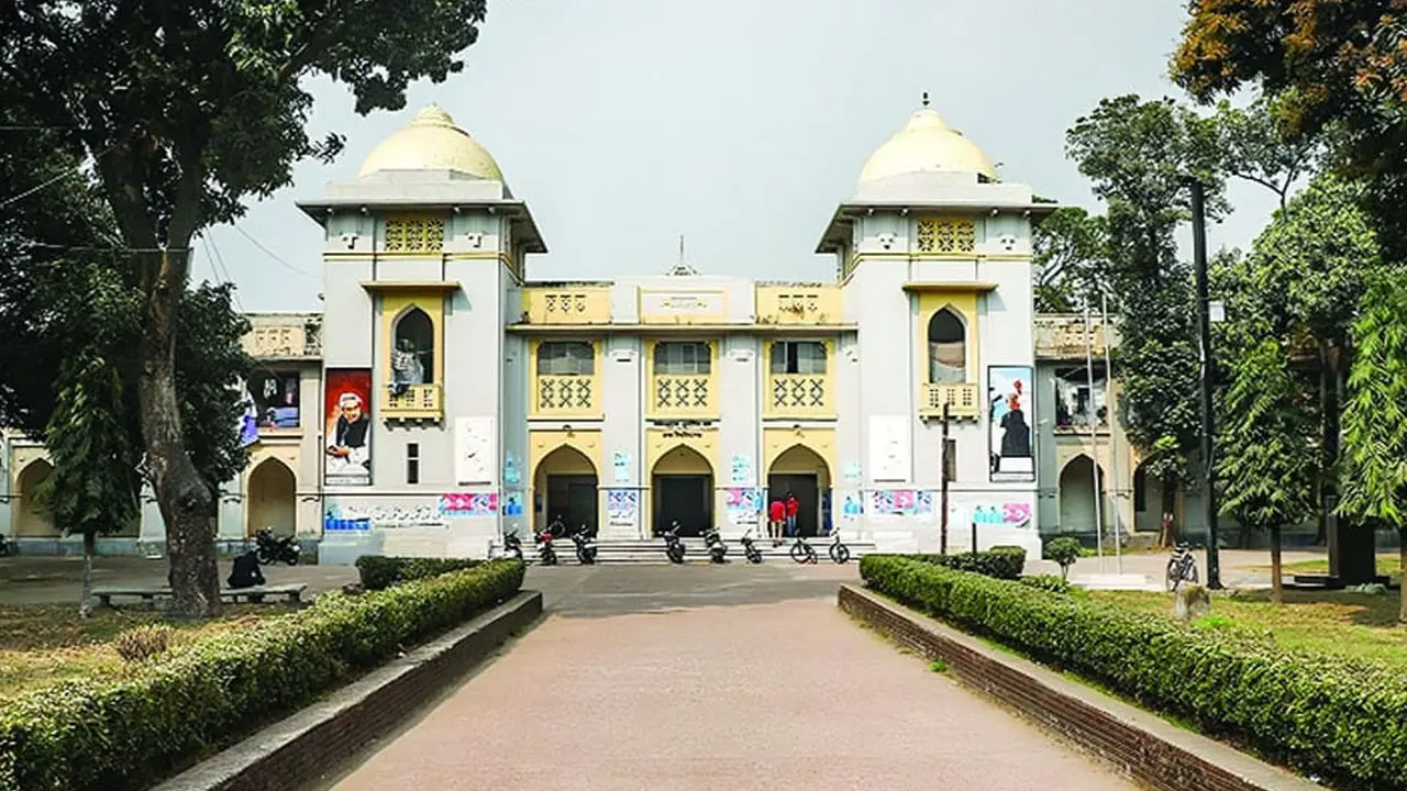 বিকল্প ব্যবস্থা না করেই হল ছাড়ার নির্দেশ, অনিশ্চয়তায় শিক্ষার্থীরা