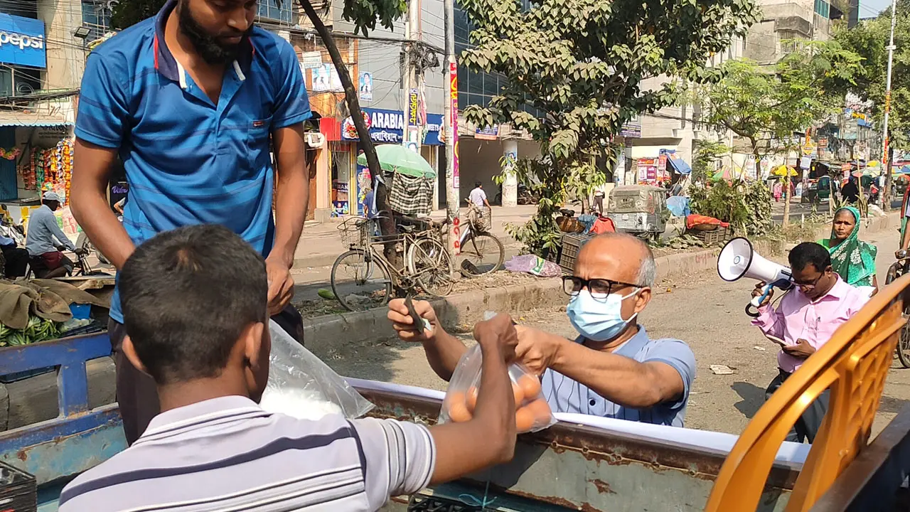 ঢাকায় মাইকে ডেকে বিক্রি হচ্ছে ডিম, সাদা ১১ টাকা লাল সাড়ে ১১