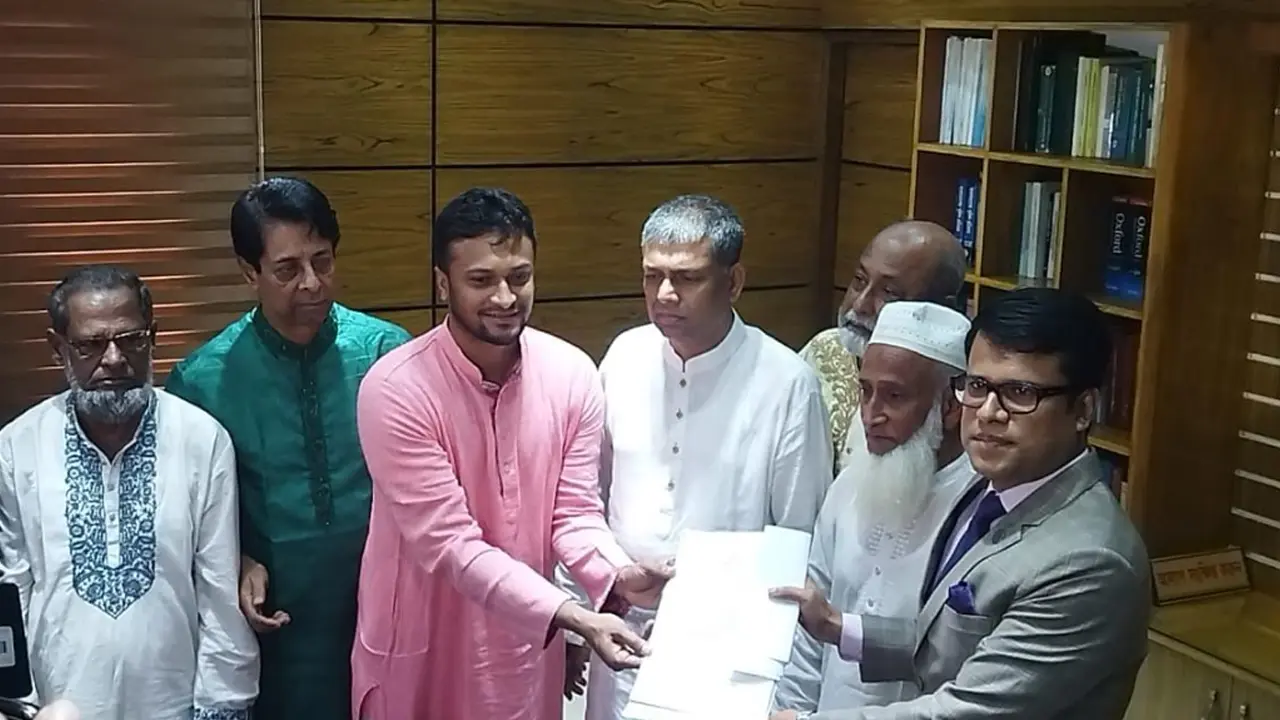 শিখরকে পাশে নিয়ে মনোনয়নপত্র জমা দিলেন সাকিব