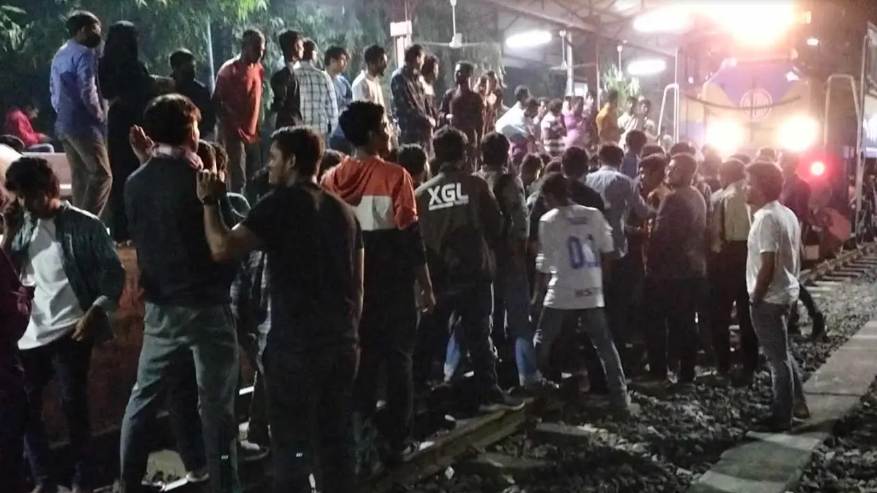 হাবিপ্রবির ছাত্রকে মারধর, ট্রেন আটকে রেখে শিক্ষার্থীদের বিক্ষোভ