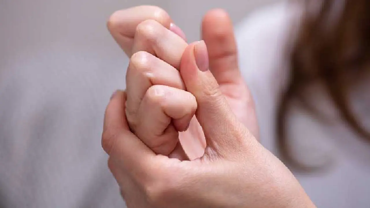 আঙুল ‘ফোটালে’ শরীরের লাভ না ক্ষতি?