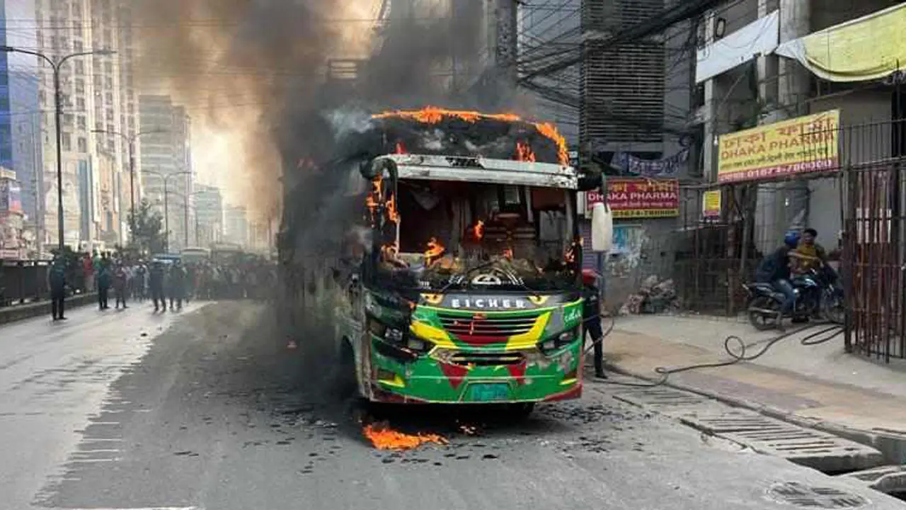 রাজধানীর শাহজাদপুরে রাইদা বাসে আগুন