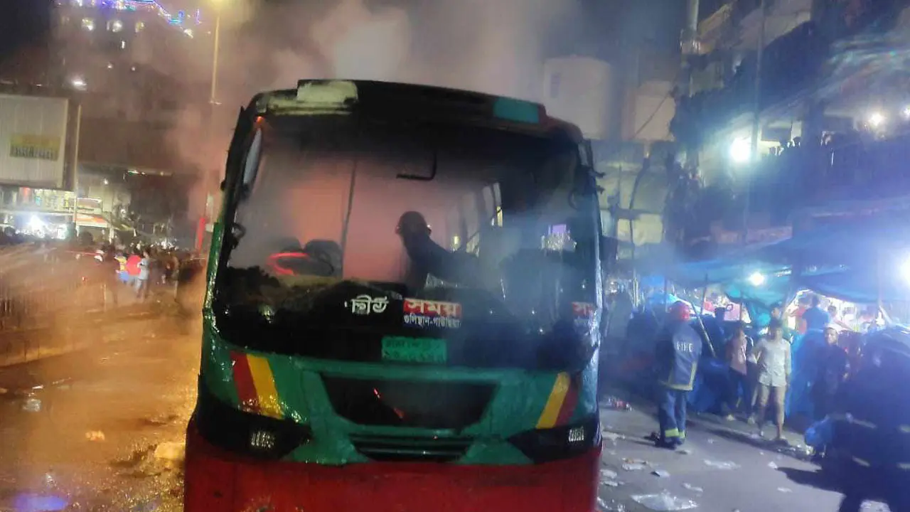 ১০ ঘণ্টায় ৮ বাসে আগুন