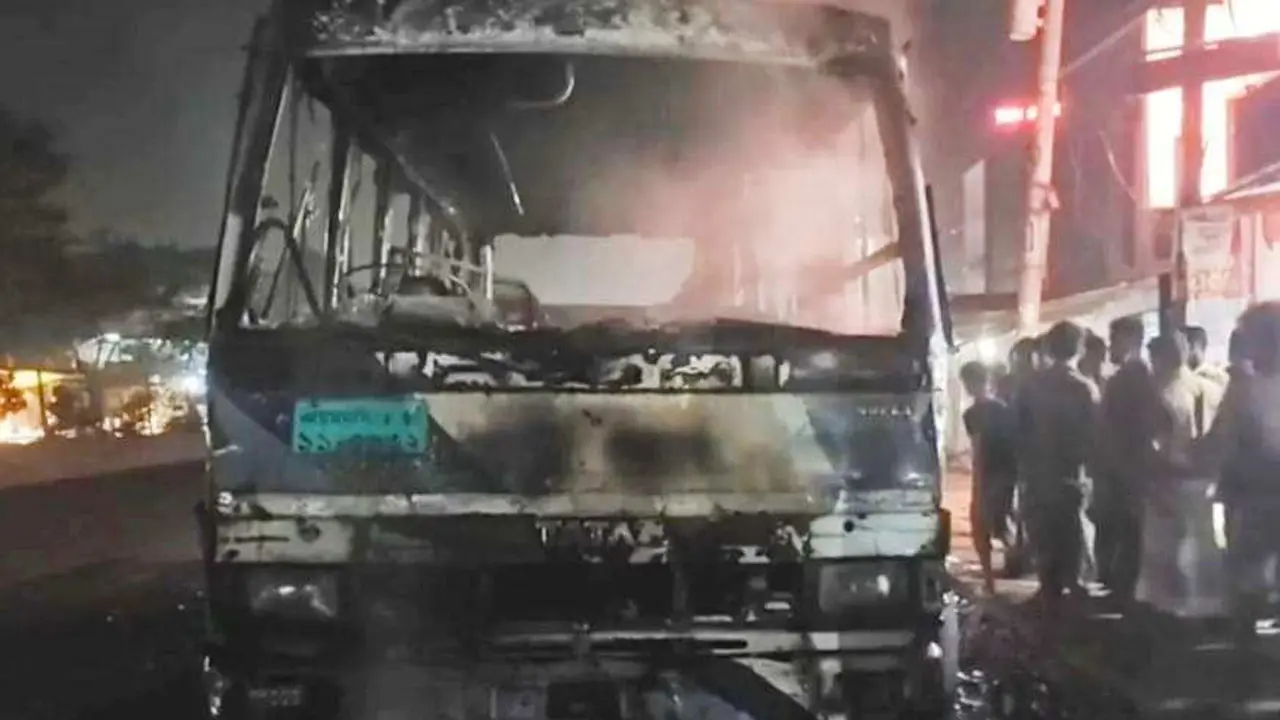 গাজীপুরে মহাসড়কের পাশে দাঁড়িয়ে থাকা মিনিবাসে আগুন