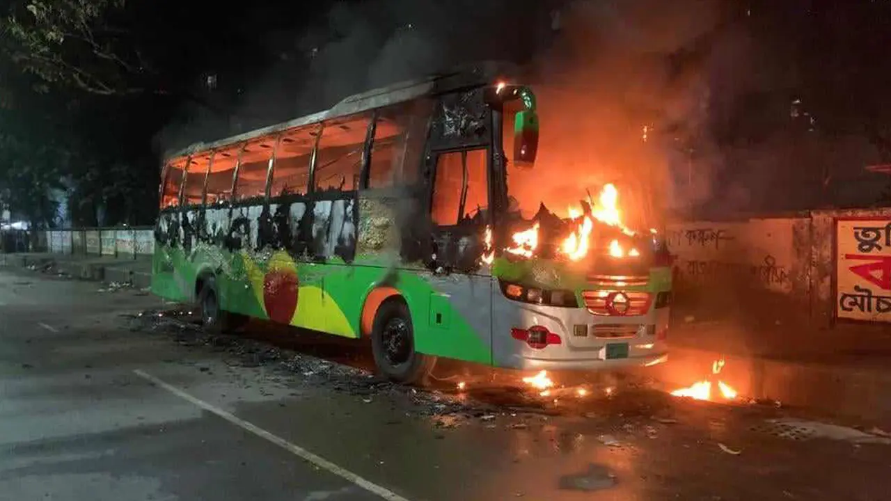 ১৫ ঘণ্টায় ১১ যানবাহনে আগুন