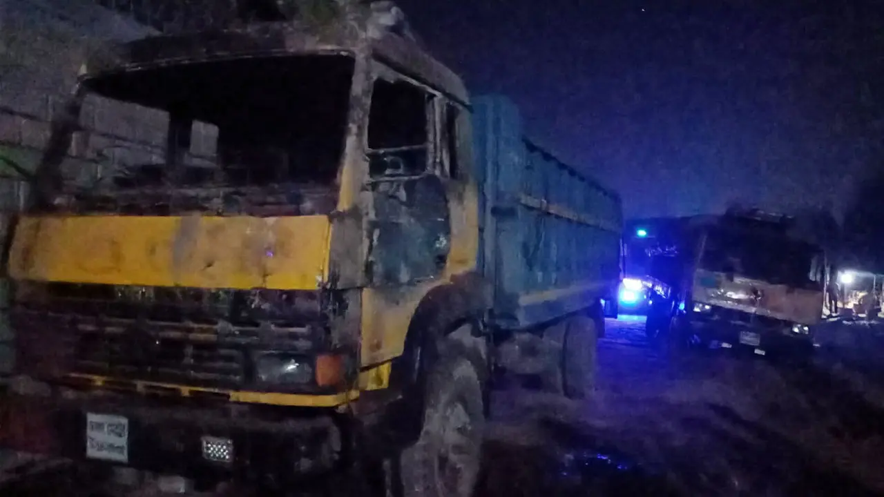 গাজীপুরে মালবাহী ট্রাক থামিয়ে আগুন