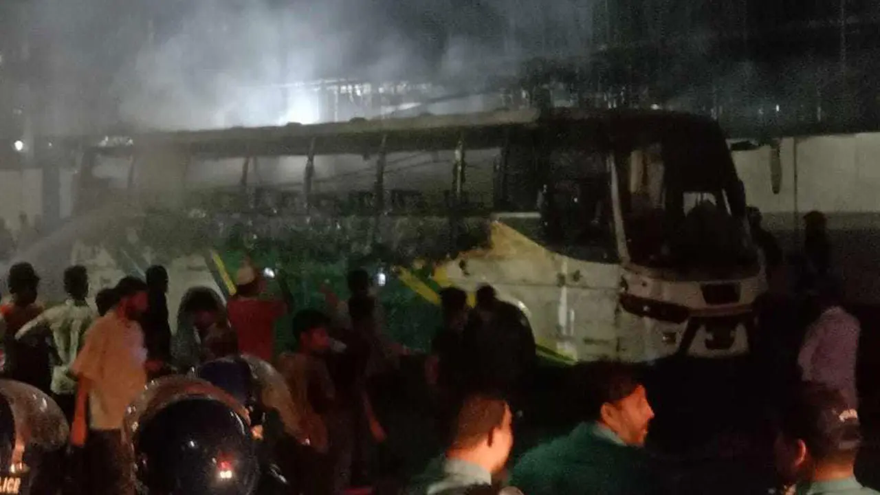 তেজগাঁওয়ে বাসে আগুন