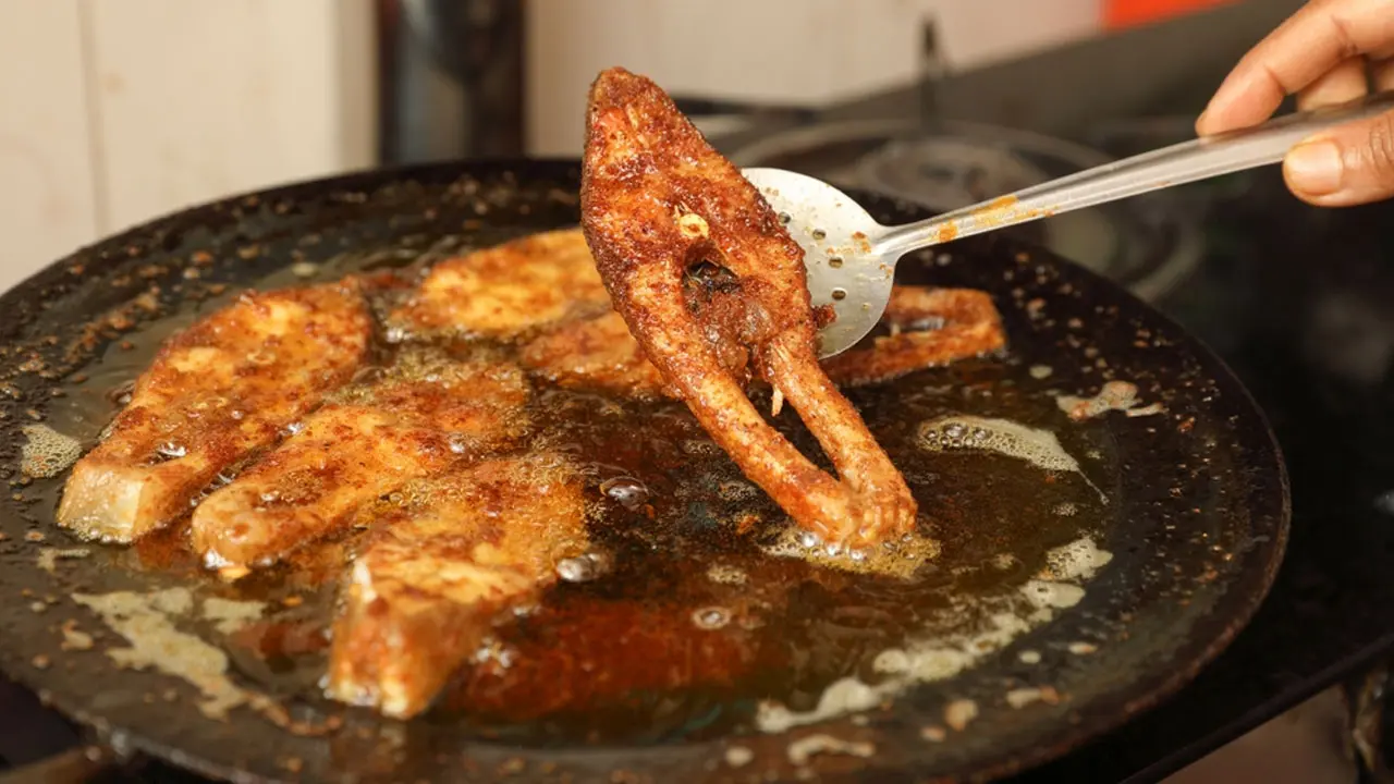 মাছ যেভাবে ভাজলে কড়াইতে লেগে যাবে না