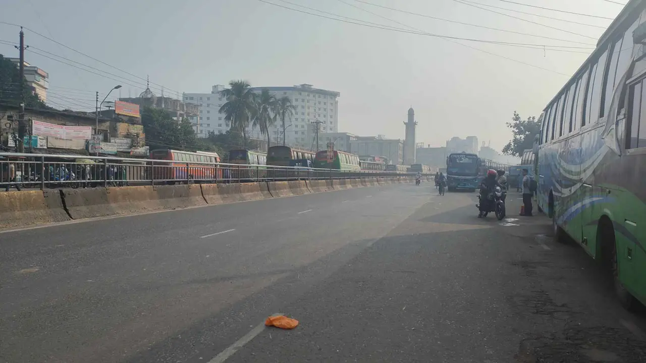 ফাঁকা গাবতলী, দু-একজন যাত্রী এলেও ছাড়ছে না বাস