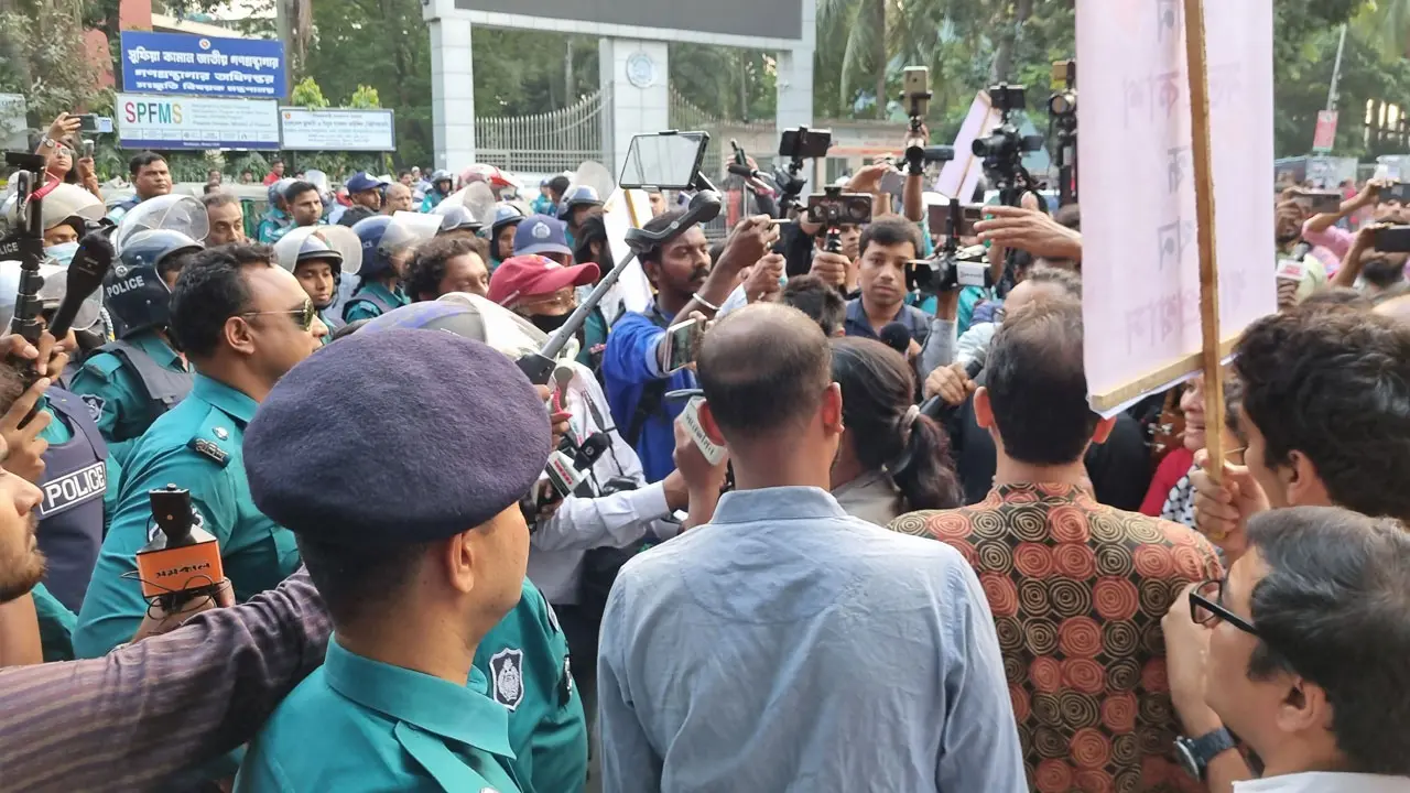 রাজধানীতে ভোটাধিকারের দাবিতে গানের মিছিল
