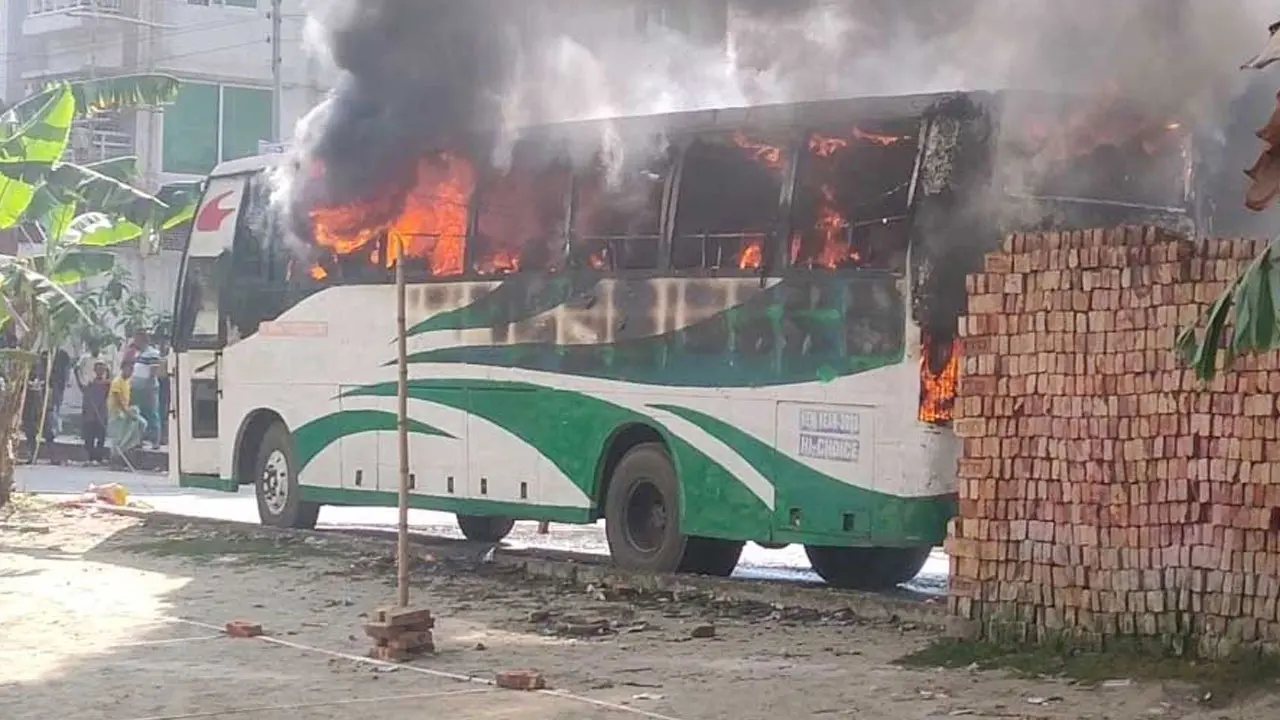 দিনেদুপুরে বাসে আগুন, জ্ঞান হারালেন মালিক