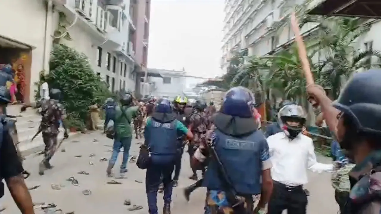 গাজীপুরে ফের সংঘর্ষ, টিয়ারশেল-সাউন্ড গ্রেনেড নিক্ষেপ