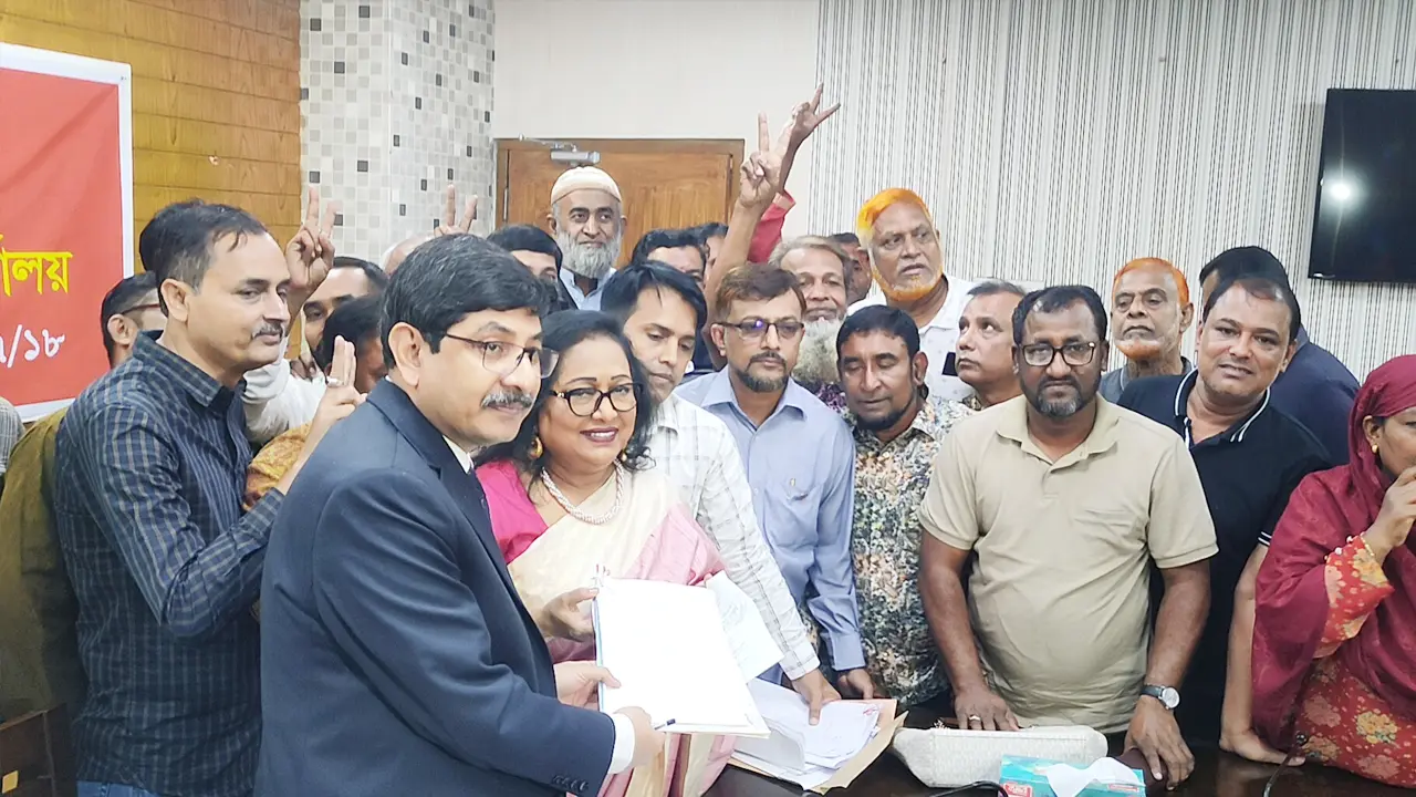 নিজের ও স্বামীর মনোনয়ন ফরম জমা দিলেন জিএম কাদেরের স্ত্রী