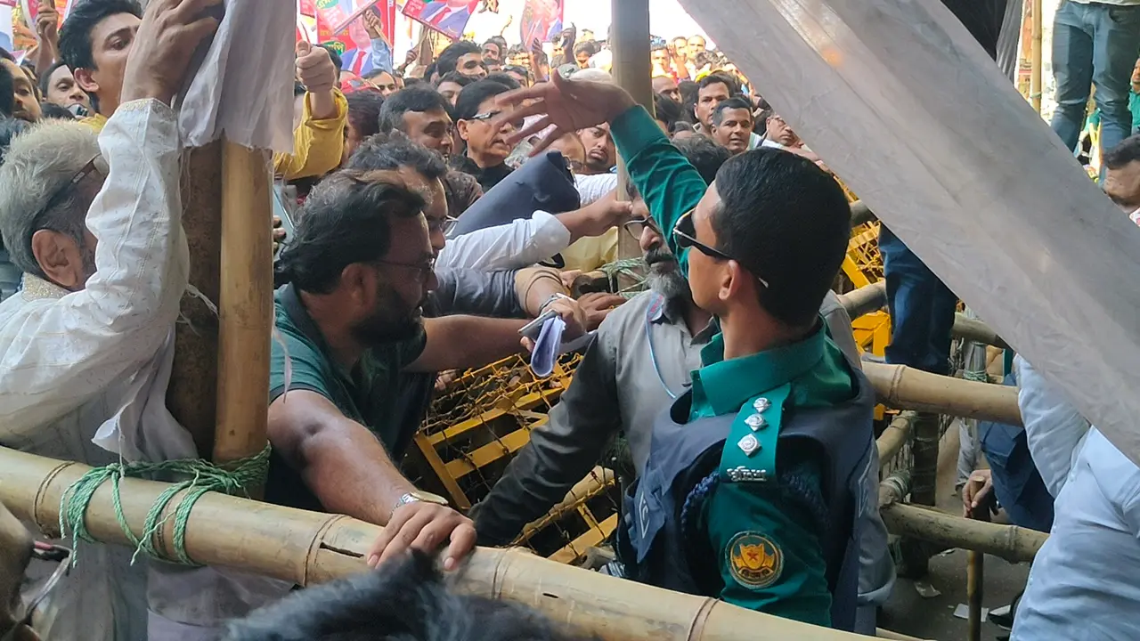 আ.লীগ কার্যালয়ে উপচে পড়া ভিড়, সামলাতে হিমশিম
