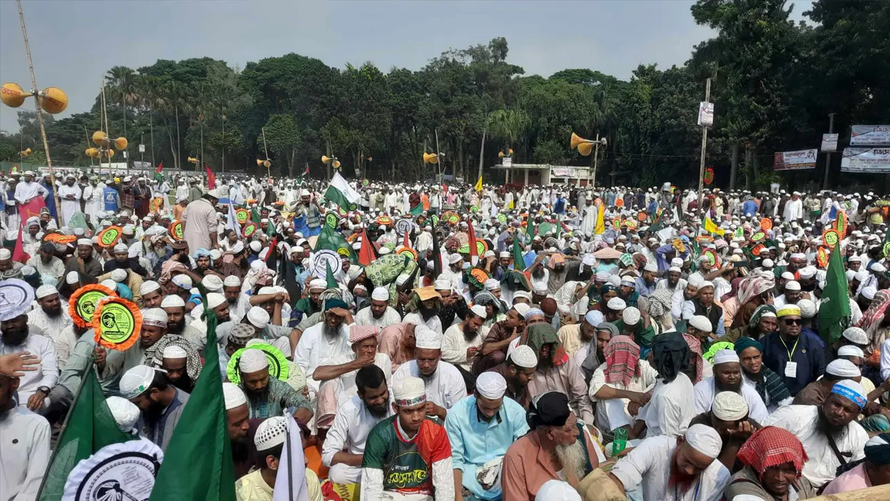 মিছিলে মিছিলে লোকজন আসছে উদ্যানে, মঞ্চে চলছে বক্তব্য