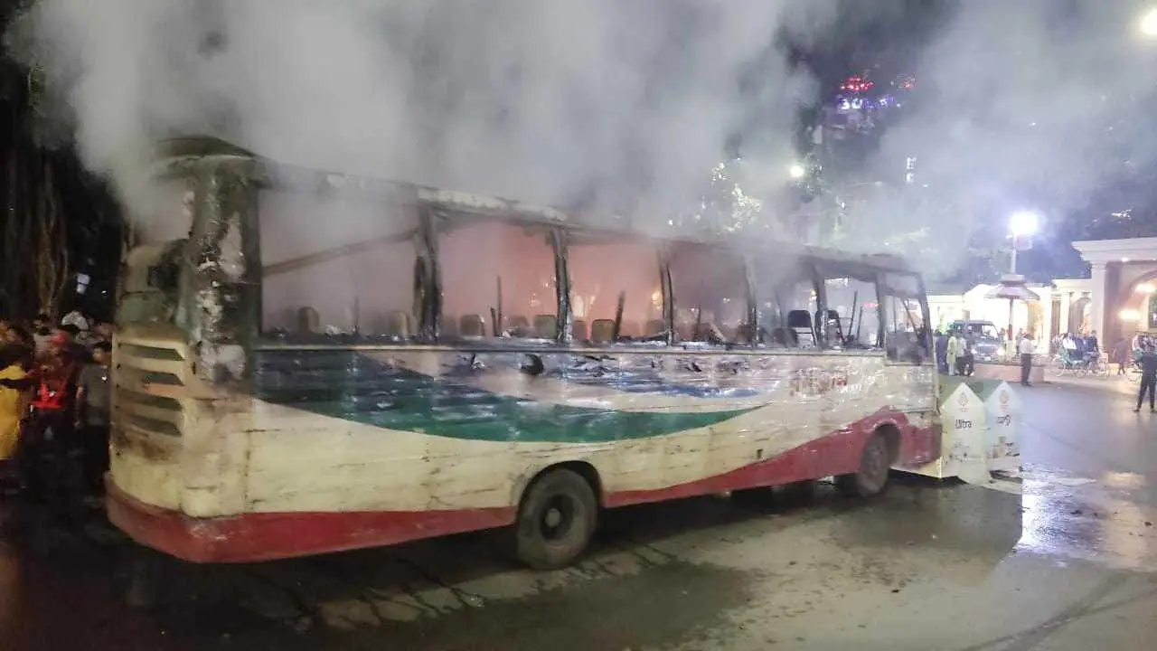 জিগাতলায় বাসে আগুন দেওয়ার ঘটনায় আটক ২