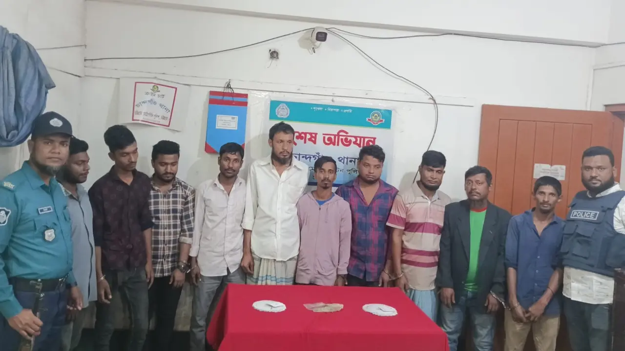 বাসের ভেতর জুয়ার আসর, আটক ১০