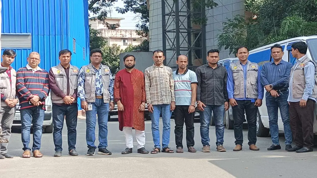 বাসে আগুন লাগিয়ে নেতাকে ছবি পাঠান যুবদলের নেতারা