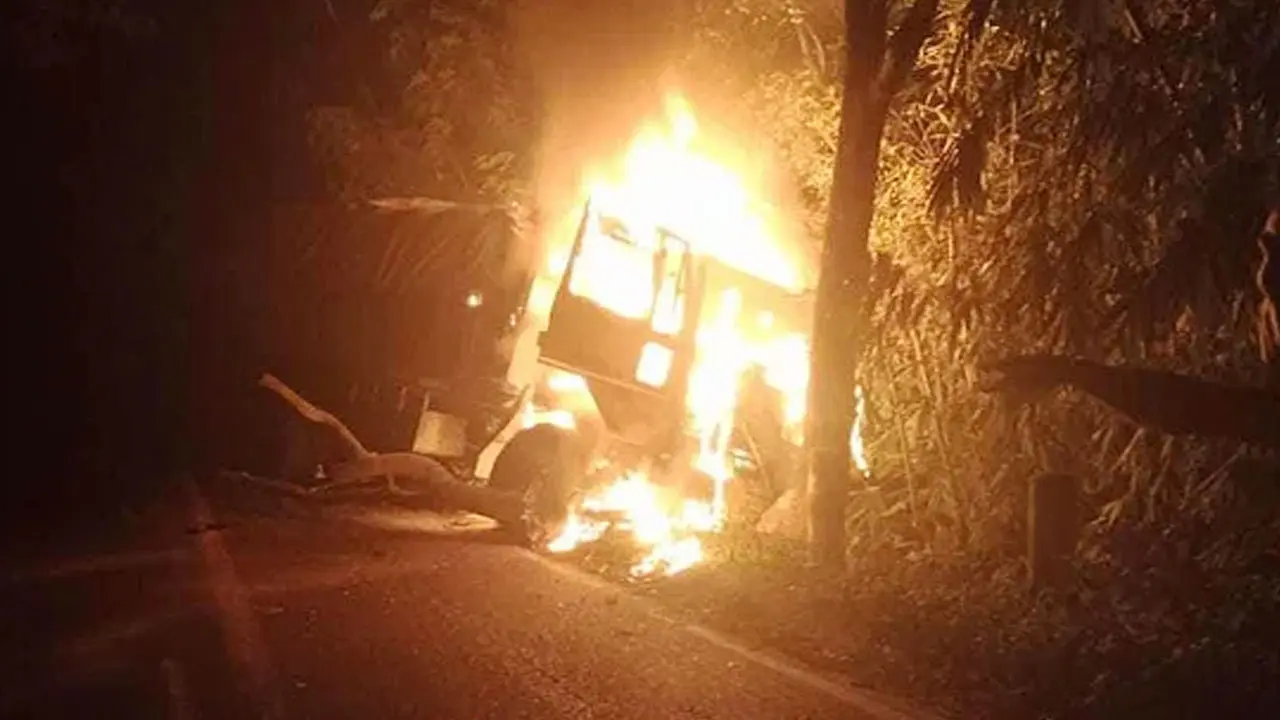 খাগড়াছড়িতে সরকারি চালবাহী ট্রাকে আগুন, দগ্ধ ২