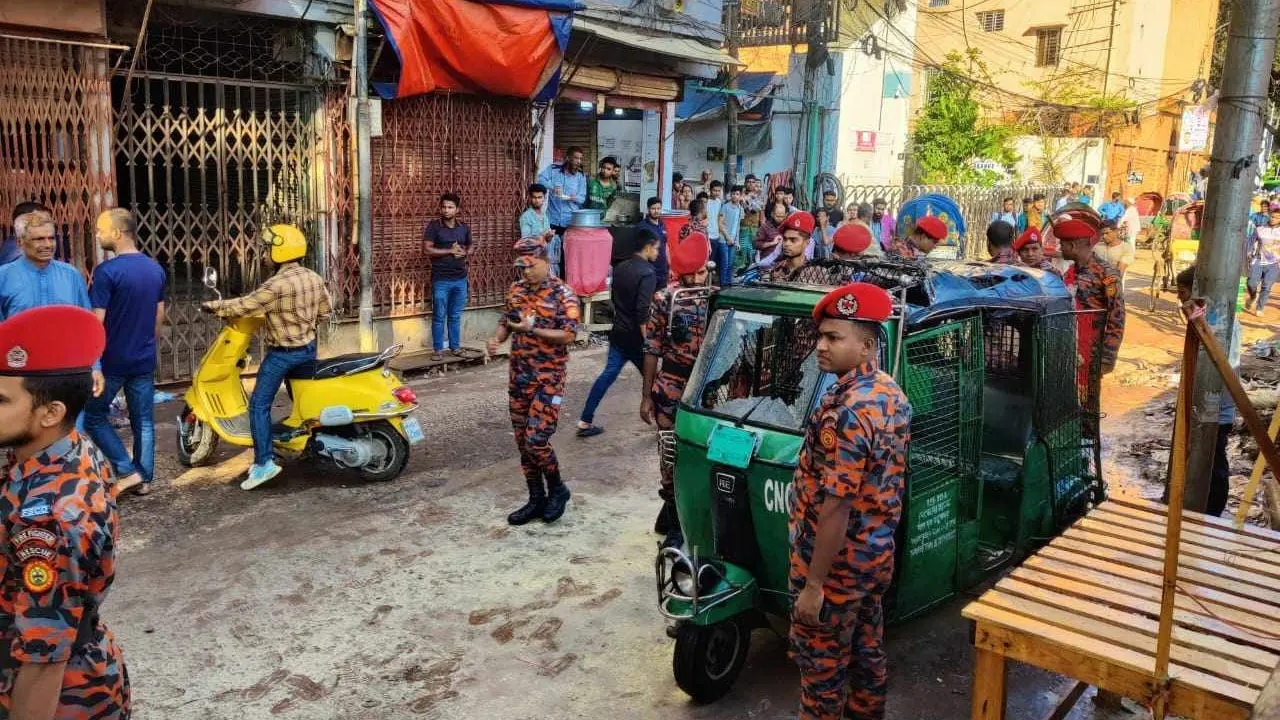 পুরান ঢাকায় সিএনজি অটোরিকশায় ককটেল নিক্ষেপ