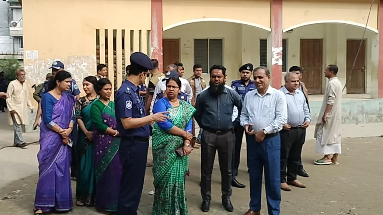 কেন্দ্র পরিদর্শনে ডিসি-এসপি-রিটার্নিং কমকর্তা, দেখা যায়নি ভোটার