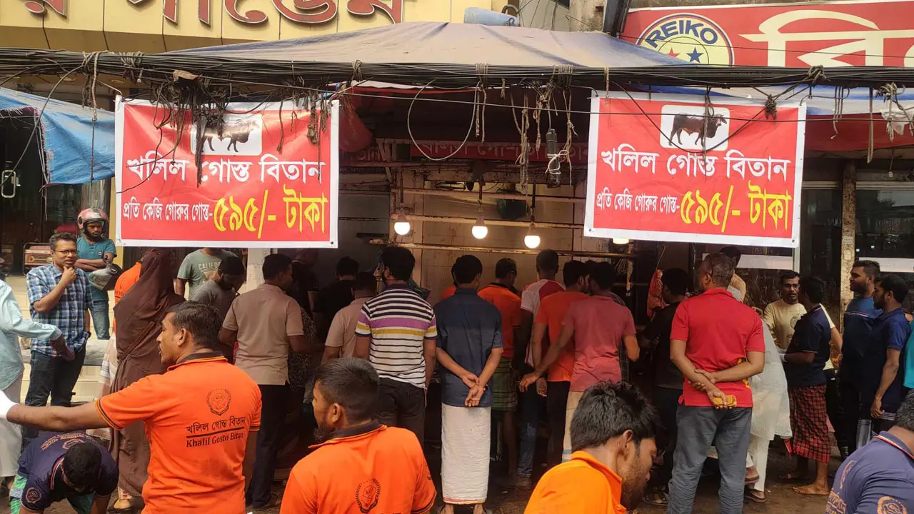 ৫৯৫ টাকায় গরুর মাংস কিনতে দীর্ঘ লাইন