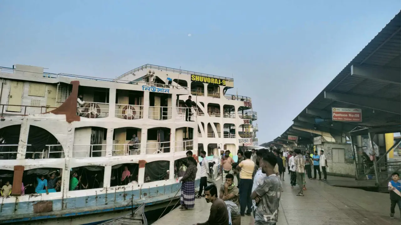 অবরোধেও চলছে লঞ্চ, নেই যাত্রীর চাপ