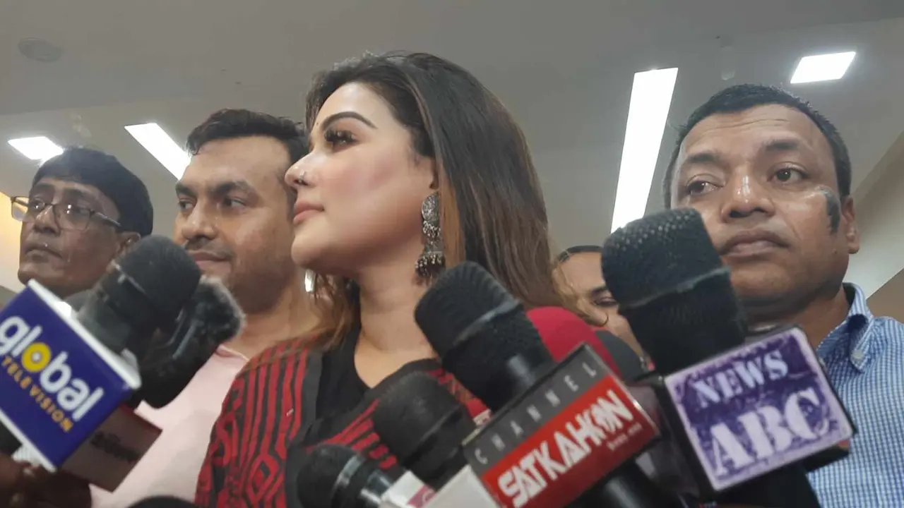 নৌকা প্রতীক পেতে মনোনয়ন ফরম জমা দিলেন মাহিয়া মাহি