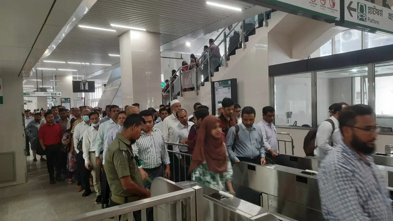 যাতায়াতের কষ্ট আর স্মরণ করতে চান না বাণিজ্যিক এলাকার কর্মজীবীরা