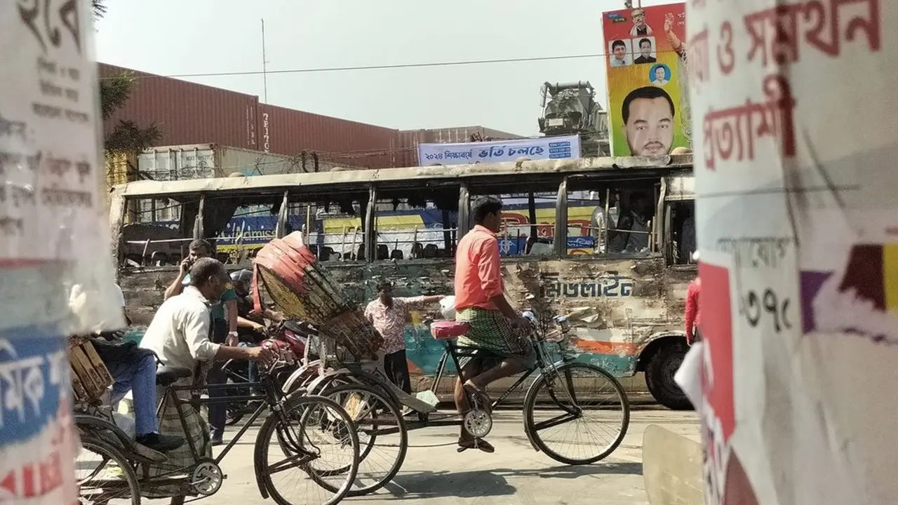 মুগদায় ‘যাত্রীবেশে’ মিডলাইন বাসে আগুন